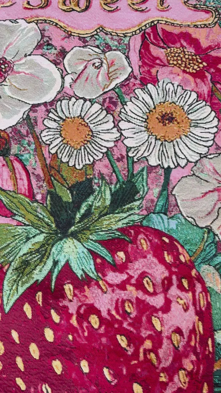 Fine dark petal outlines remain visible in the woven daisies